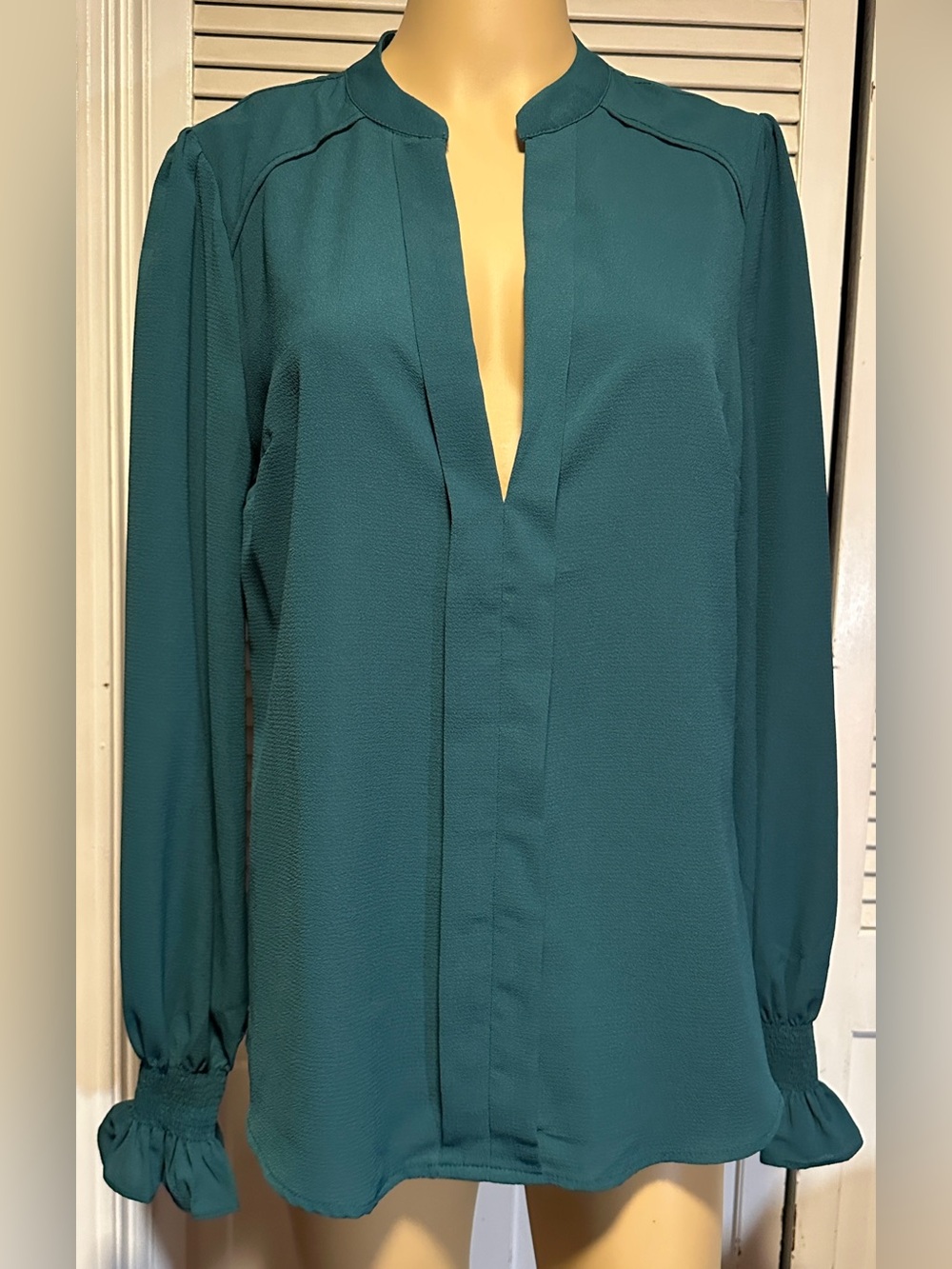Vine & Love Green Blouse V-Neck Ruffle Cuffs Long Sleeve Medium